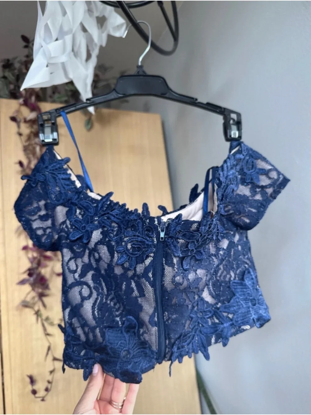 Knitted flowers around the Navy Floral Off-Shoulder Crop with skirt dress size 1